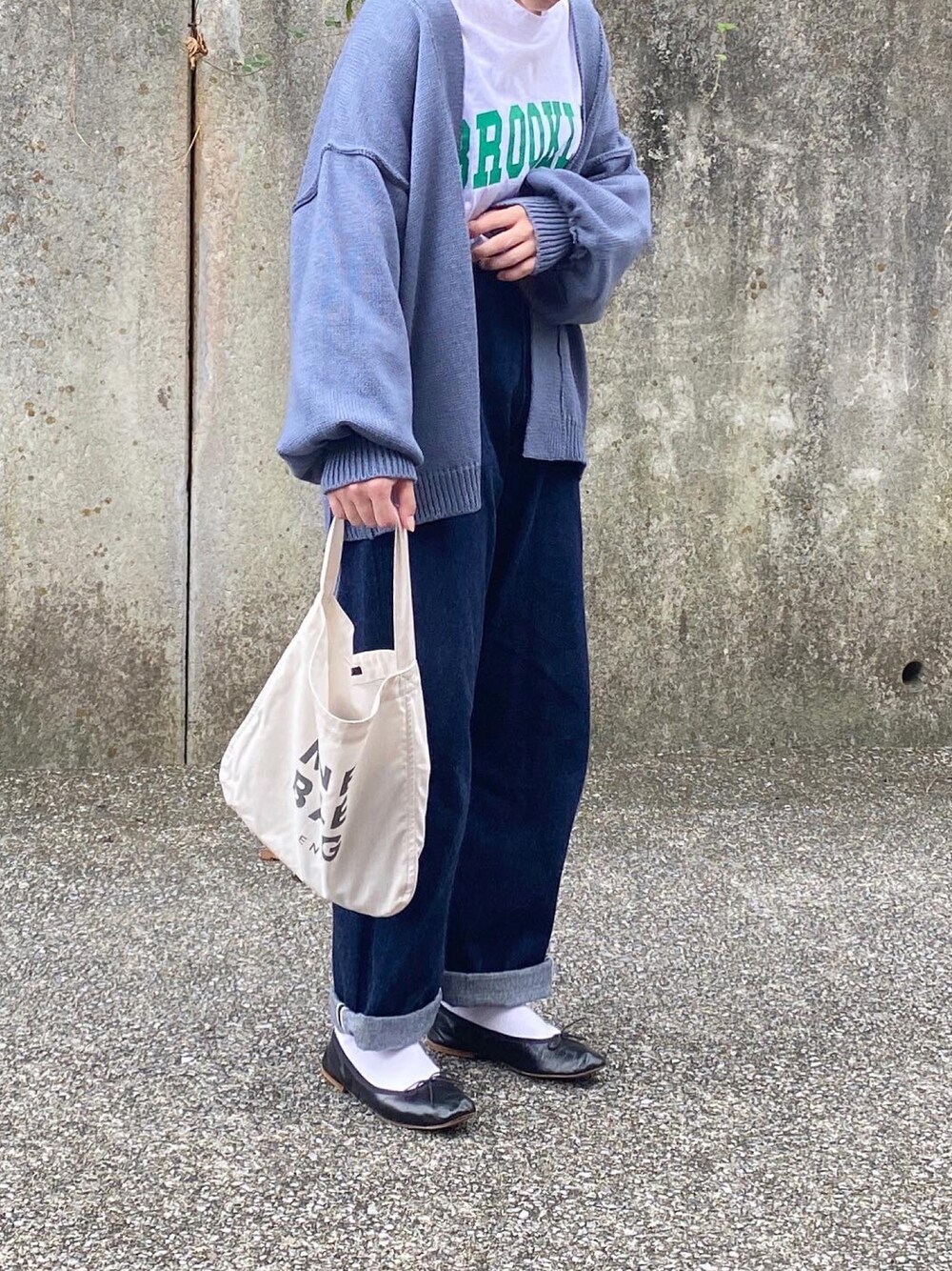 「だから秋服が好き、大人コーデ、カーディガン、ニットカーディガン、ロゴT、デニムパンツ、バレエシューズ、秋のコーデ、秋服」｜「LENOのアイテム（デニムパンツ、ブルー系）」を使った、ともさん（レディース・153cm）の秋コーディネートの1枚目の写真