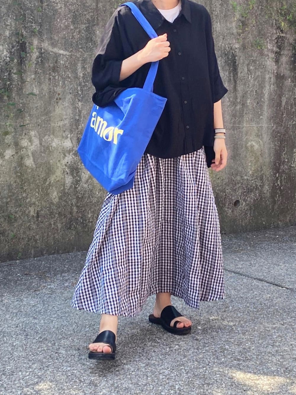 「オトナ女子、カジュアルコーデ、楽チンコーデ、大人かわいい、ギンガムチェック、ギンガムチェックスカート、モノトーンコーデ、ユッタニューマン、スカートコーデ」｜「JUTTA NEUMANNのalice（サンダル、ブラック系）」を使った、ともさん（レディース・153cm）の夏コーディネートの1枚目の写真