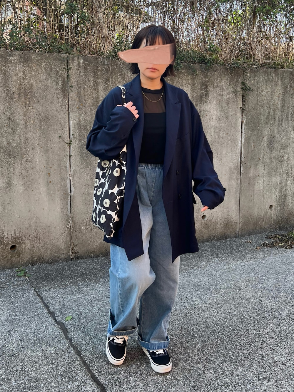 「春めき満開コーデ、春色、春服コーデ、デニムパンツ、シアートップス、低身長コーデ、パンツコーデ、お花見コーデ」｜「BONLECILLのカップ付きダブルストラップベアキャミソール（キャミソール、ブラック系）」を使った、ともさん（レディース・153cm）の春コーディネートの1枚目の写真