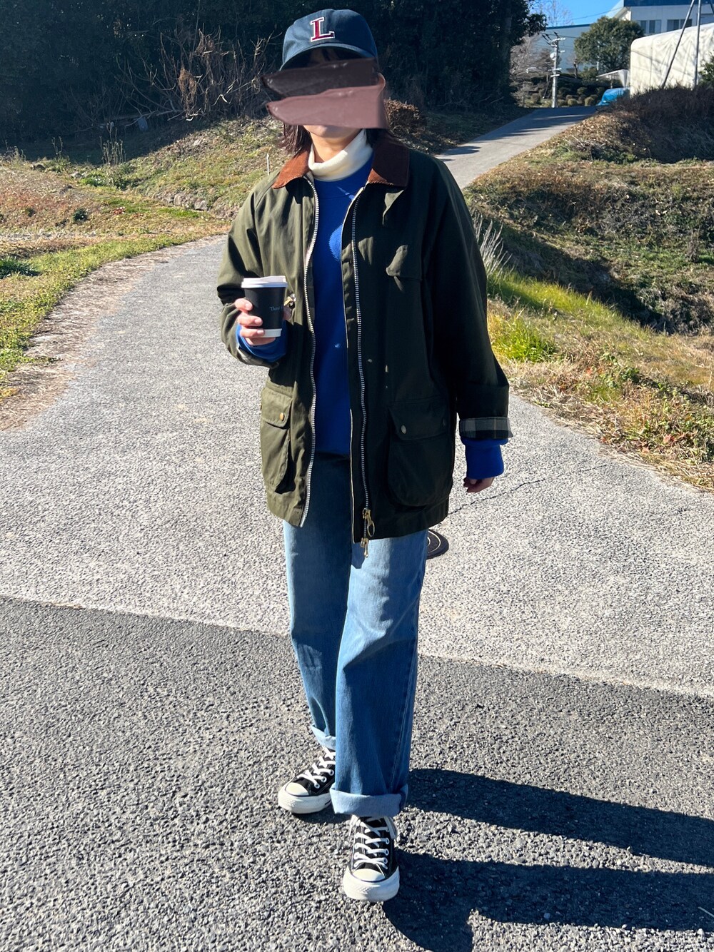 「休日コーデ、きれいめカジュアル、バブアー、低身長女子、ファッションを楽しもう、デニムコーデ、オトナ女子、大人カジュアル、スニーカーコーデ、メンズライク」｜「THE SHINZONEのTHE SHINZONE | COMMON SWEAT WOMEN（スウェット、ブルー系）」を使った、ともさん（レディース・153cm）の冬コーディネートの1枚目の写真