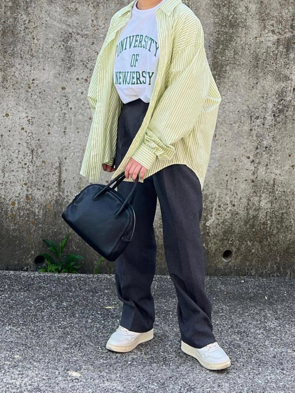 「休日スタイル、低身長コーデ、カジュアルコーデ、ロゴT、ストライプシャツ、スラックス、スニーカーコーデ、春夏コーデ」｜「AetaのDA25 / DEER LEATHER BOSTON : S（バッグ、ブラック系）」を使った、ともさん（レディース・153cm）の春コーディネートの1枚目の写真