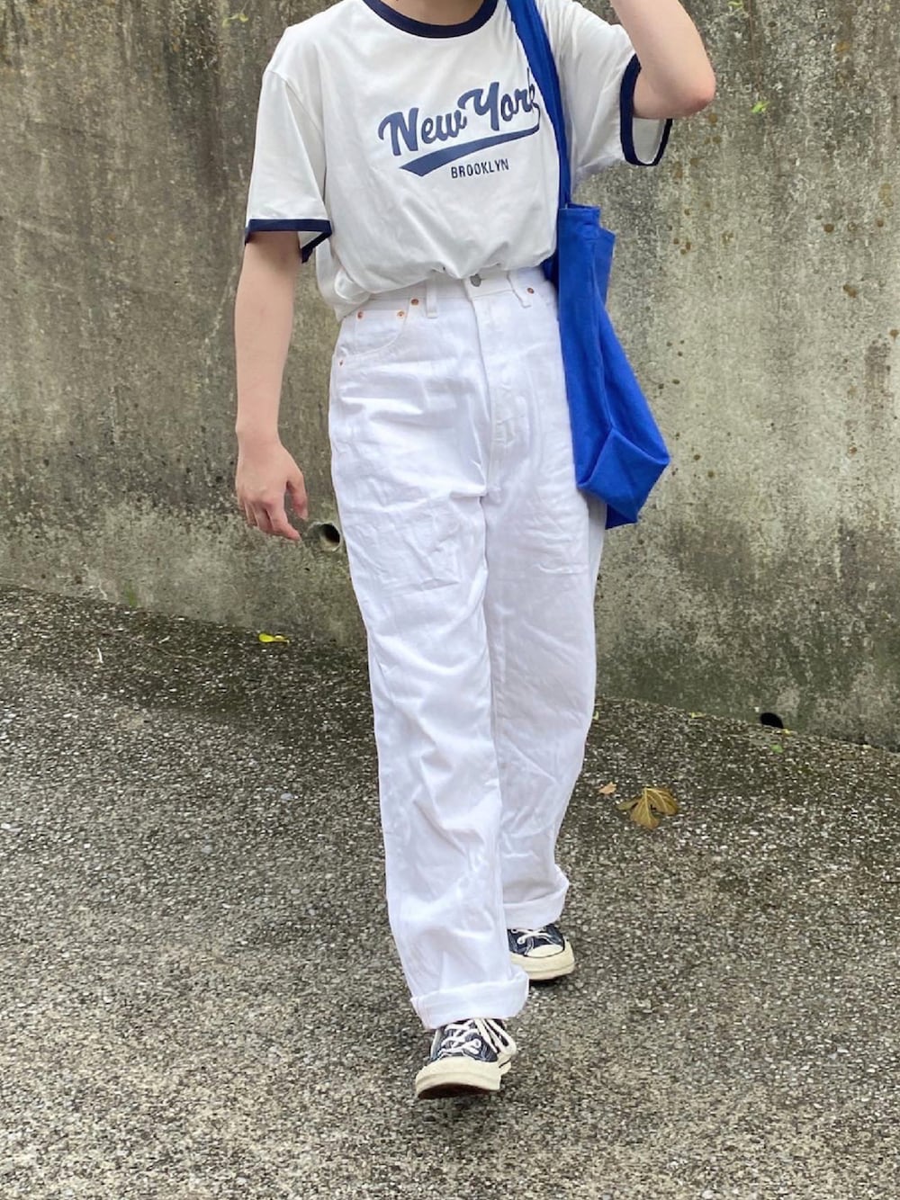 「リンガーTシャツ、シンプル、夏コーデ、低身長コーデ、カジュアル、カジュアルコーデ、デニムパンツ、ホワイトパンツ、converse、トートバッグ」｜「かぐれのANATOMICA　618 MARILYN（デニムパンツ、ホワイト系）」を使った、ともさん（レディース・153cm）の夏コーディネートの1枚目の写真