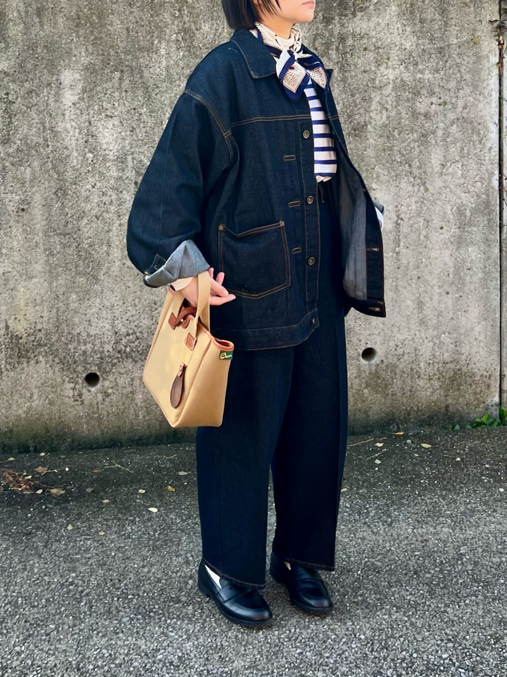 「休日スタイル、デニム、デニムジャケット、デニムパンツ、セットアップ、ボーダー、キレイめカジュアル、春、ローファー」｜「MONO-MART LADY'Sの【セットアップ対応】プリーツデザイン オーバーサイズ デニムジャケット（デニムジャケット、ブルー系）」を使った、ともさん（レディース・153cm）の冬コーディネートの1枚目の写真