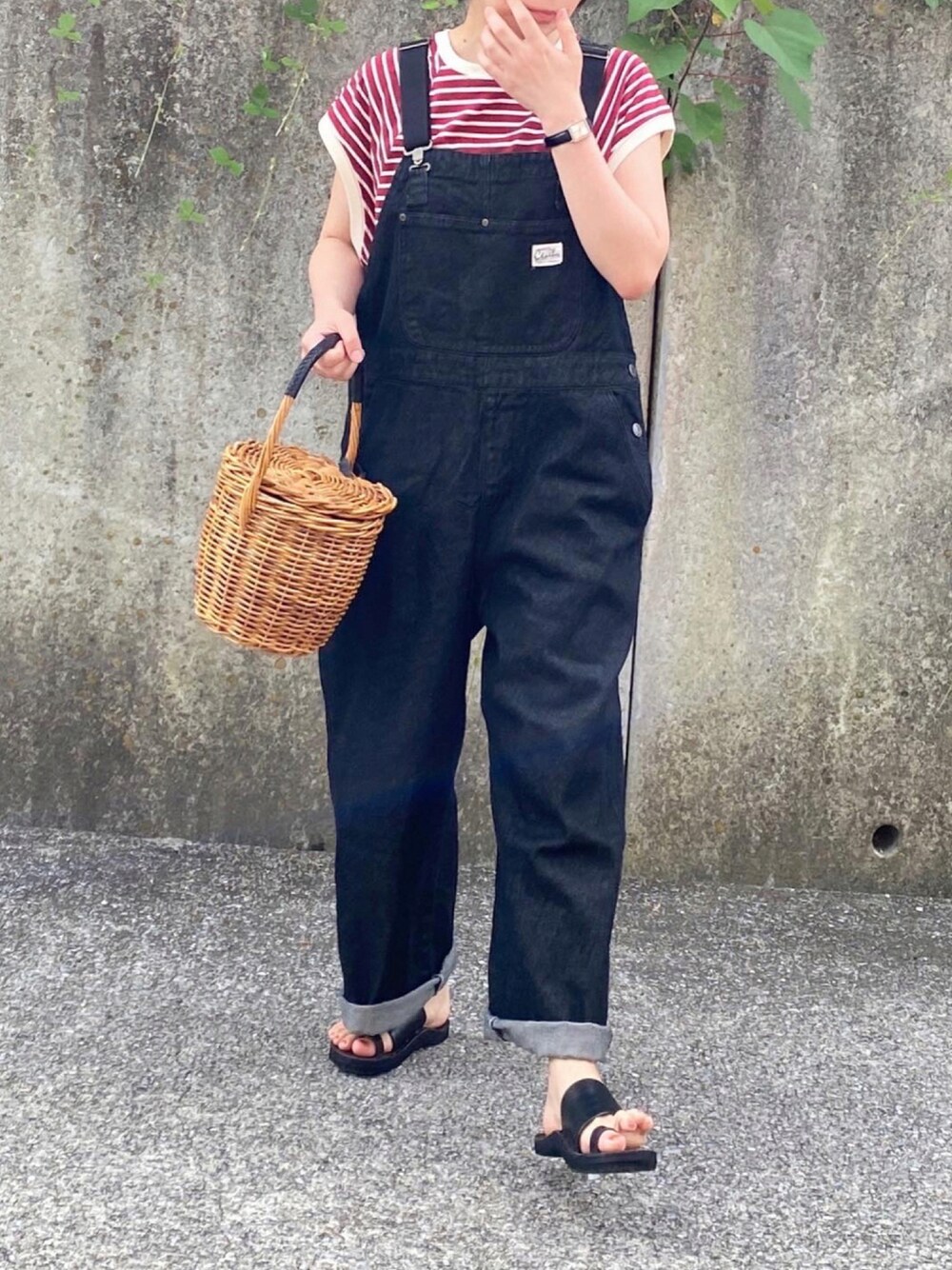 「カジュアルコーデ、低身長、夏コーデ、サンダル、ボーダー、オーバーオール、かごバッグ、ラクチンコーデ」｜「JOURNAL STANDARD relumeのRELUME 3WAYファーカゴバッグ#（かごバッグ、ベージュ系）」を使った、ともさん（レディース・153cm）の夏コーディネートの1枚目の写真