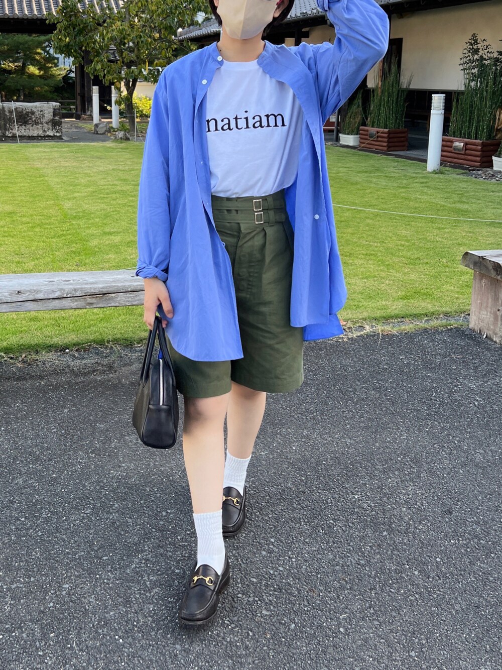 「オトナカジュアル、秋服準備はじめました、秋のコーデ、秋服コーデ、きれいめカジュアル、低身長、グルカショーツ、ハーフパンツ、ローファー、革靴」｜「COMOLIのバンドカラーシャツ（シャツ/ブラウス、ブルー系）」を使った、ともさん（レディース・153cm）の秋コーディネートの1枚目の写真
