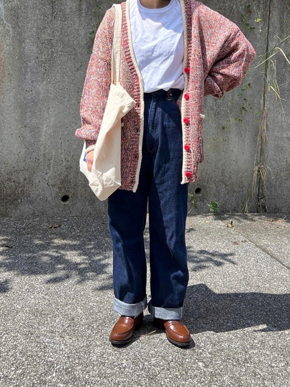 「秋服、パンツコーデ、デニムパンツ、初秋コーデ、大人カジュアル、カーディガン、ローファー、トートバッグ、きれいめカジュアル」｜「THE SHINZONEのShinzone PACK TEE（Tシャツ/カットソー、その他）」を使った、ともさん（レディース・153cm）の秋コーディネートの1枚目の写真