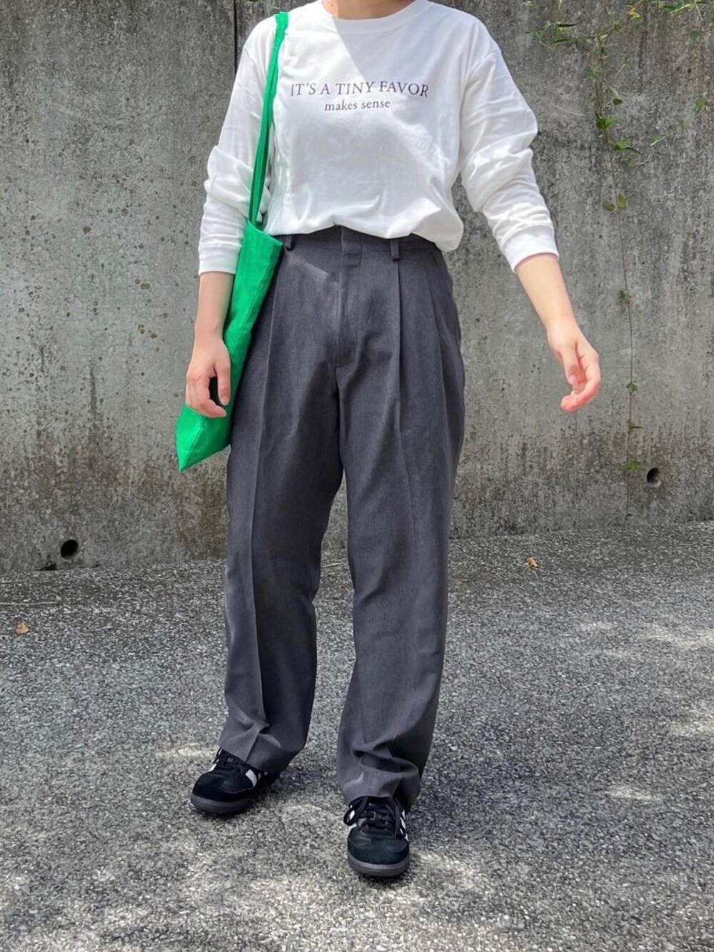「アツいコーデ全部見せ、秋先取りコーデ、ロゴT、ロンT、スラックス、シンプルコーデ、スニーカー、トートバッグ、秋服、秋服準備はじめました」｜「WEGOのWEGO/【WEB限定】クルーネックプリントロンT（Tシャツ/カットソー、その他）」を使った、ともさん（レディース・153cm）の夏コーディネートの1枚目の写真