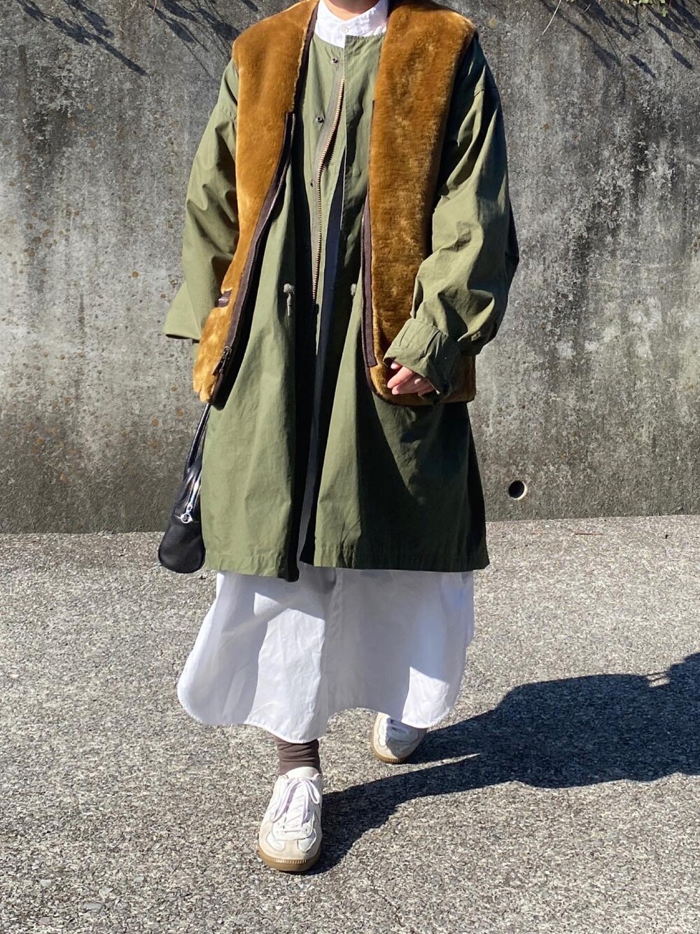 「冬コーデ、大人カジュアル、ワンピーススタイル、バブアーライナー、barbour、M65、シャツワンピース、ジャーマントレーナー、低身長」｜「THE SHINZONEのFIELD PARKER（ミリタリージャケット、グリーン系）」を使った、ともさん（レディース・153cm）の冬コーディネートの1枚目の写真
