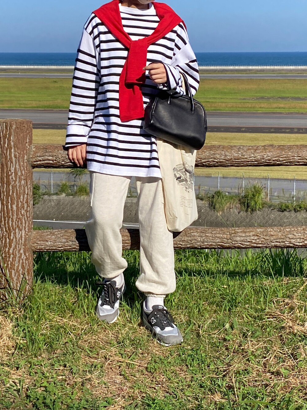「だから秋服が好き、ゆったりコーデ、スウェットパンツ、バスクシャツ、ボーダー、カーディガン肩かけ、ニューバランス、カジュアルコーデ」｜「OUTILのTricot AAST Naval Border-White×Black（Tシャツ/カットソー、ブラック系）」を使った、ともさん（レディース・153cm）の秋コーディネートの1枚目の写真