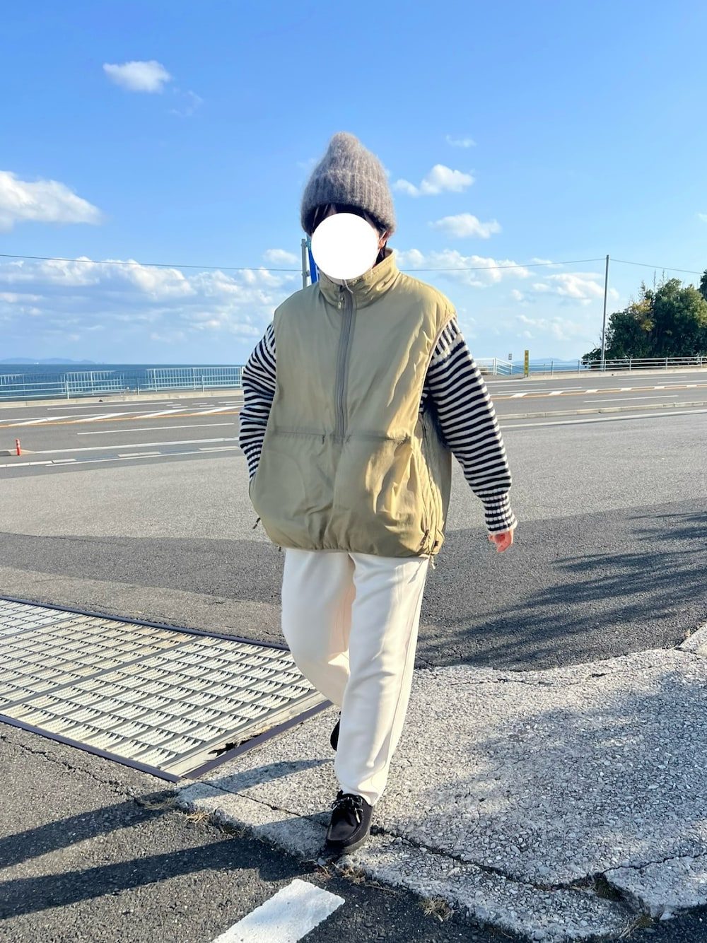 「オトナカジュアル、ベスト、スウェット、スウェットパンツ、休日スタイル、カジュアル、ラフコーデ、ボーダー」｜「DAIWA PIER39のDAIWA PIER39 | W's TECH REVERSIBLE PULLOVER PUFF VEST WOMEN（ベスト、ベージュ系）」を使った、ともさん（レディース・153cm）の春コーディネートの1枚目の写真