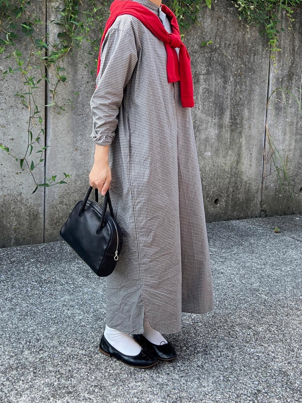 ブラック系のシャツワンピース、ブラック系のバッグ、ブラック系のバレエシューズを着用したレディースの秋コーディネートの1枚目の写真