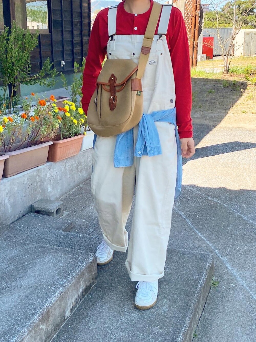 「だから秋服が好き、秋のコーデ、赤いカーディガン、カーディガン、オーバーオール、デニムシャツ、ジャーマントレーナー、休日コーデ、BRADY」｜「ORCIVALの【ORCIVAL】クルーネックカーディガン WOMEN（カーディガン/ボレロ、レッド系）」を使った、ともさん（レディース・153cm）の秋コーディネートの1枚目の写真