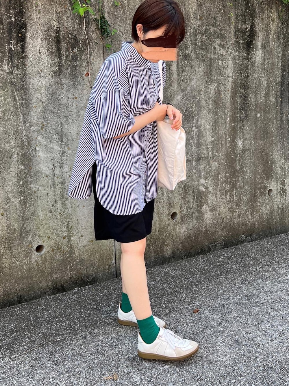 ブルー系のシャツ/ブラウス、ブラック系のパンツ、ホワイト系のスニーカーを着用したレディースの夏コーディネートの1枚目の写真