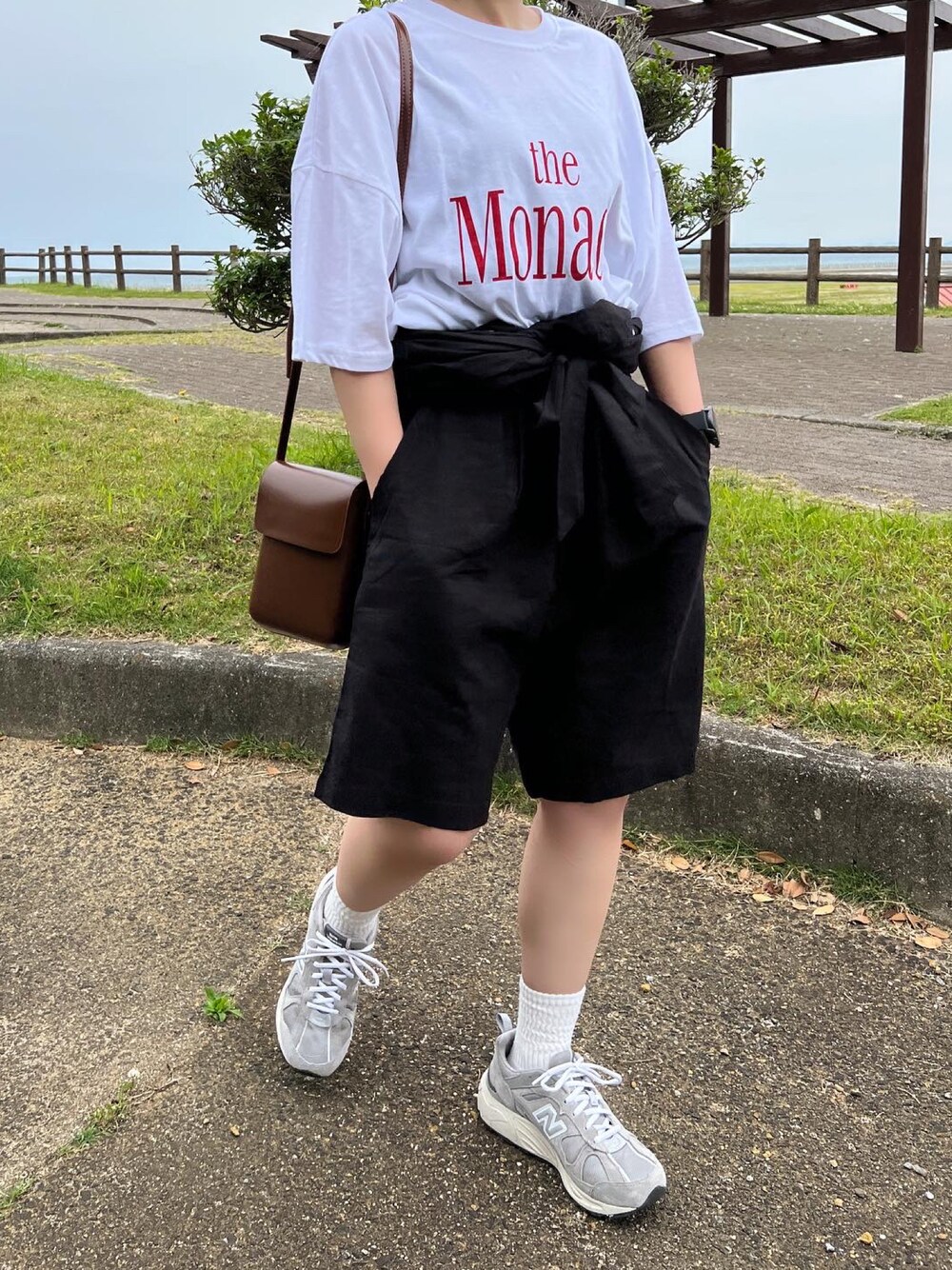 「カジュアル、パンツスタイル、夏コーデ、ゆるコーデ、プチプラコーデ、ロゴT、Tシャツ、ジャンプスーツ、ハーフパンツ、夏だ！Tシャツ着よう！」｜「Plaireのアイテム（Tシャツ/カットソー、ホワイト系）」を使った、ともさん（レディース・153cm）の夏コーディネートの1枚目の写真