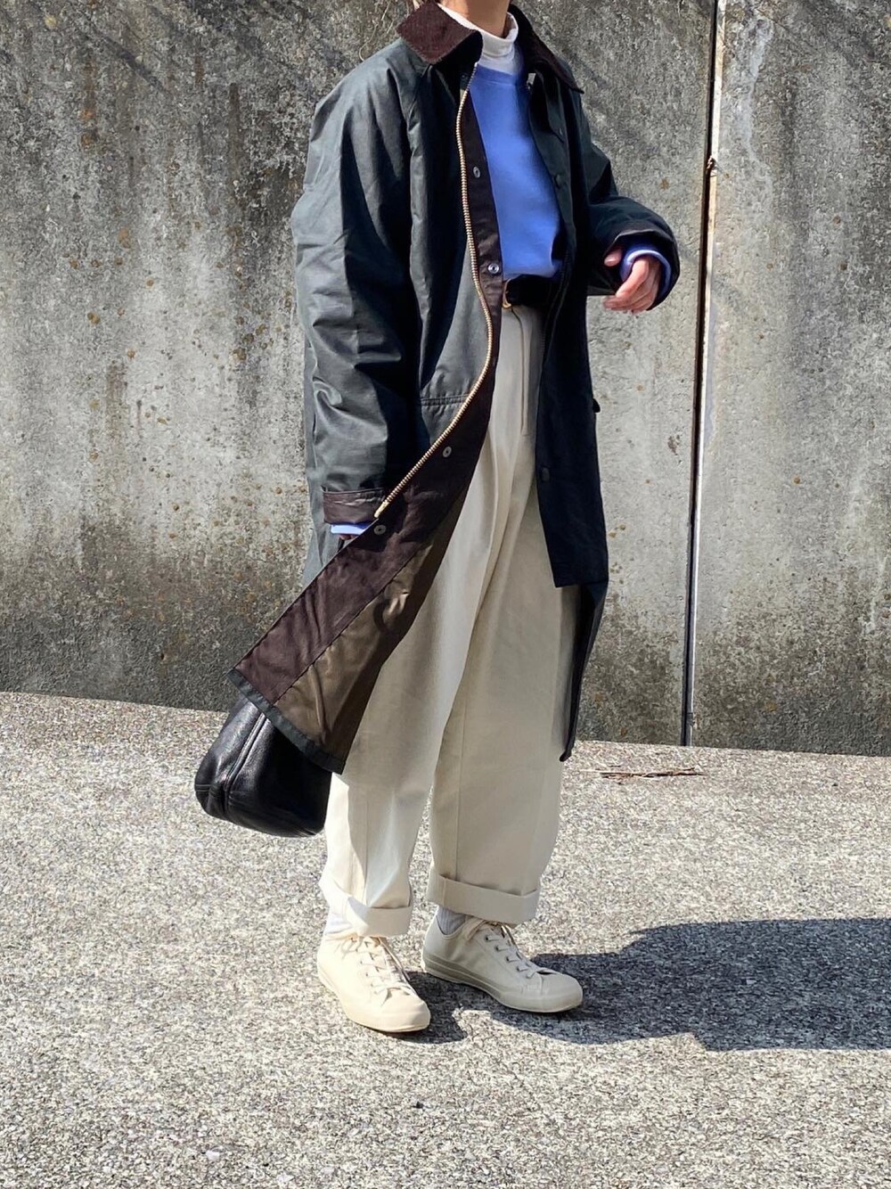 「オトナカジュアル、休日スタイル、スウェット、チノパン、バブアー、barbour、白スニーカー、メンズライク、春カラー」｜「BarbourのNEW BURGHLEY JACKET WAXED COTTON（ステンカラーコート、グリーン系）」を使った、ともさん（レディース・153cm）の冬コーディネートの1枚目の写真