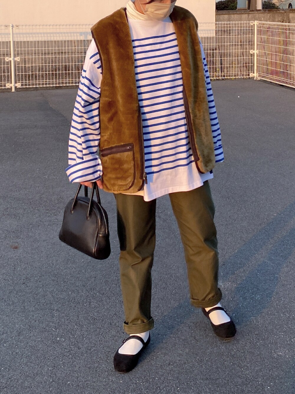 「大人カジュアル、休日スタイル、barbour、ファーベスト、ライナーベスト、バスクシャツ、カンフーシューズ、ベイカーパンツ」｜「AetaのDA25 / DEER LEATHER BOSTON : S（バッグ、ブラック系）」を使った、ともさん（レディース・153cm）の冬コーディネートの1枚目の写真