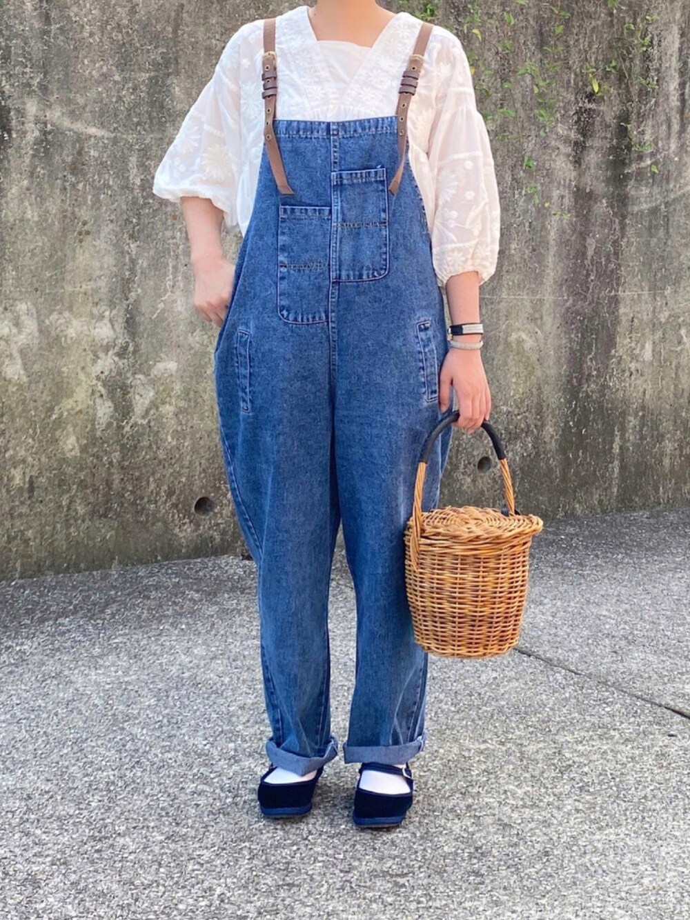 「オトナ女子、ブラウス、サロペット、オーバーオール、デニム、カンフーシューズ、かごバッグ、夏」｜「eachのVネックフラワー刺繍ボリュームブラウス（シャツ/ブラウス、ホワイト系）」を使った、ともさん（レディース・153cm）の夏コーディネートの1枚目の写真