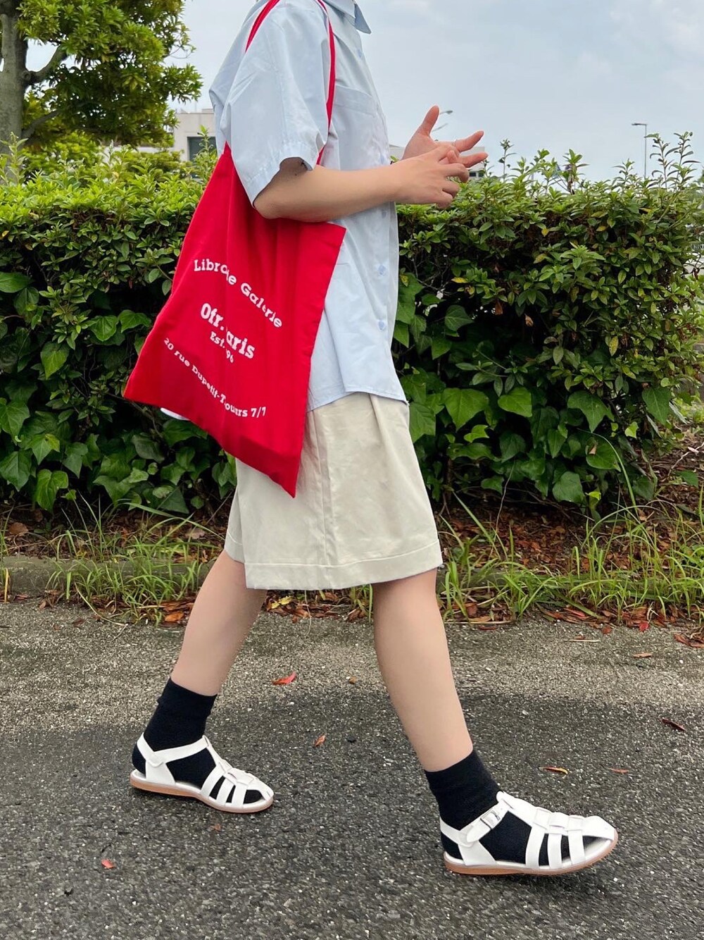 「真夏のアクティブスタイル、カジュアルコーデ、サンダル、低身長コーデ、シャツスタイル、ハーフパンツ、ショートパンツ、グルカサンダル、トートバッグ」｜「Plaireのアイテム（パンツ、ベージュ系）」を使った、ともさん（レディース・153cm）の夏コーディネートの1枚目の写真