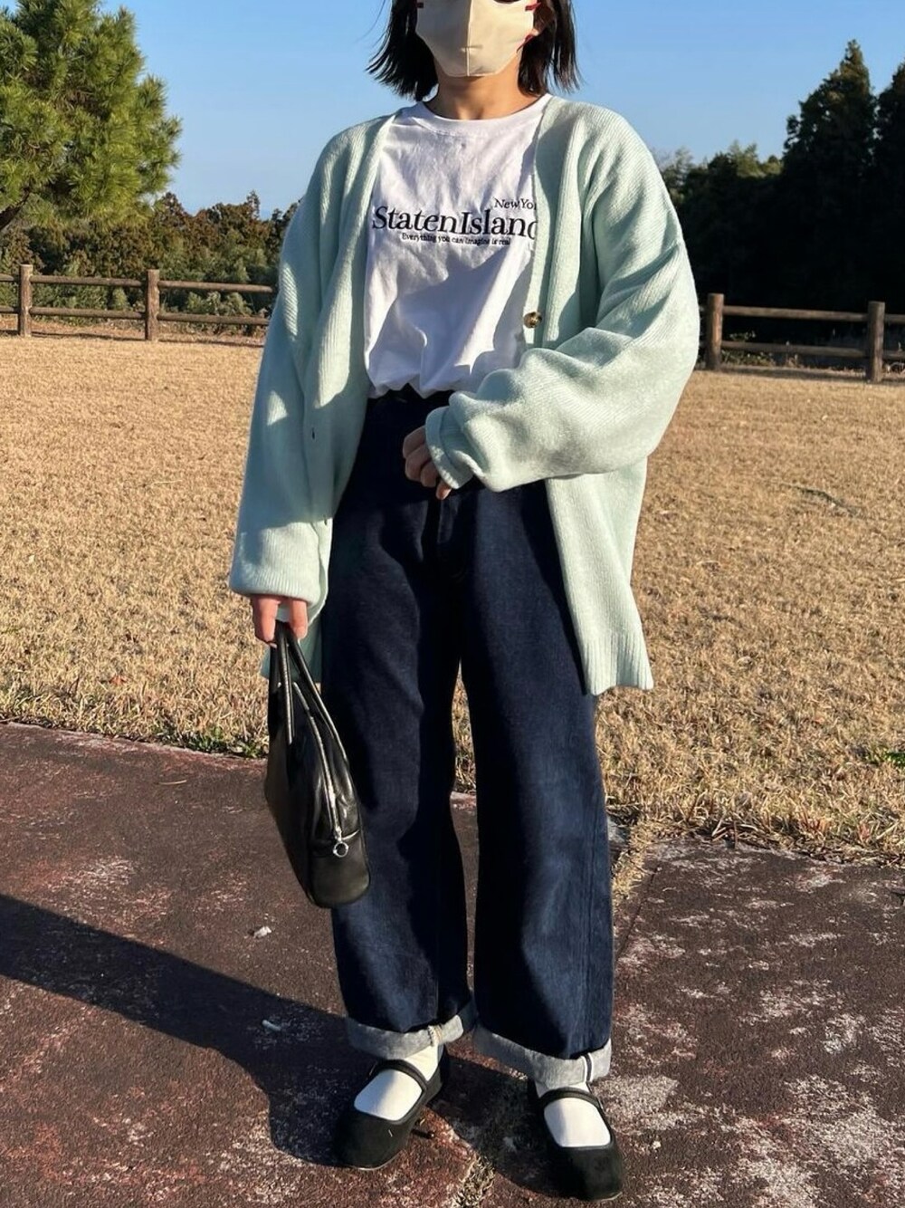 「春ファッション、大人カジュアル、シンプルスタイル、春カラー、低身長コーデ、カーディガン、ロゴT、デニム、デニムパンツ、カンフーシューズ」｜「ANGIEのオーバーサイズ ロゴ 刺繍 ロンT（Tシャツ/カットソー、ホワイト系）」を使った、ともさん（レディース・153cm）の春コーディネートの1枚目の写真