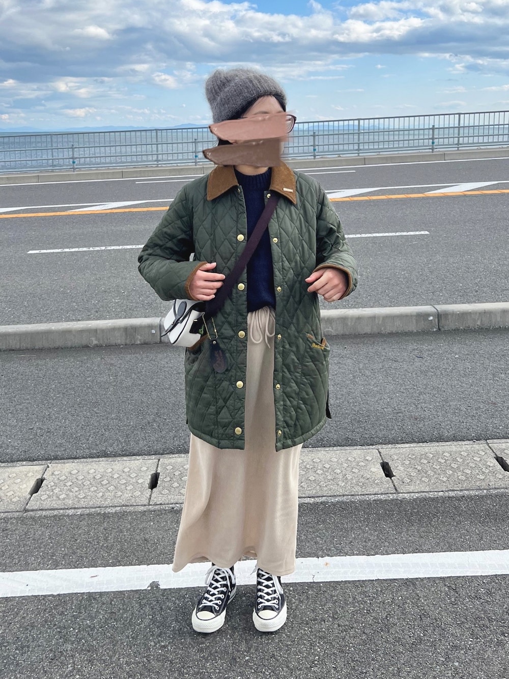 「今日のコーデ、ニット帽、キルティング、キルティングジャケット、barbour、オトナ女子、スカートスタイル、きれいめカジュアル、バブアーコーデ」｜「THE SHINZONEのTHE SHINZONE SHAGGY KNIT CAP 23AMSIT02（ニットキャップ/ビーニー、グレー系）」を使った、ともさん（レディース・153cm）の冬コーディネートの1枚目の写真