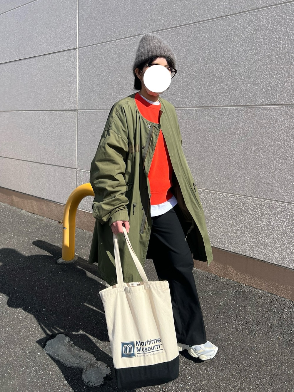 「レイヤードスタイル、M65、メガネ女子、チョコ色に染まれ、オレンジ、オトナカジュアル、スニーカー、低身長、パンツスタイル、休日スタイル」｜「THE SHINZONEのFIELD PARKER（ミリタリージャケット、グリーン系）」を使った、ともさん（レディース・153cm）の冬コーディネートの1枚目の写真