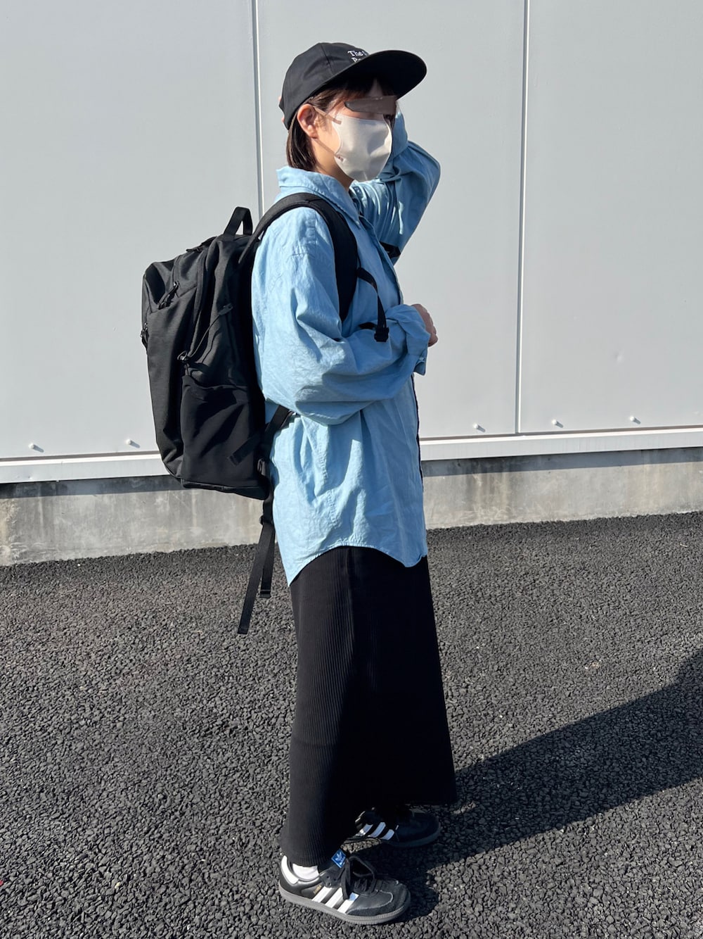 「シャツ好き集まれ、シンプルコーデ、楽チンコーデ、シャツスタイル、バックパック、リュック、リブスカート、ロングスカート、キャップ、カジュアル」｜「THE SHINZONEのTHE SHINZONE DADDY SHIRTS(シャンブレー) 23SMSBL04（シャツ/ブラウス、ブルー系）」を使った、ともさん（レディース・153cm）の夏コーディネートの1枚目の写真