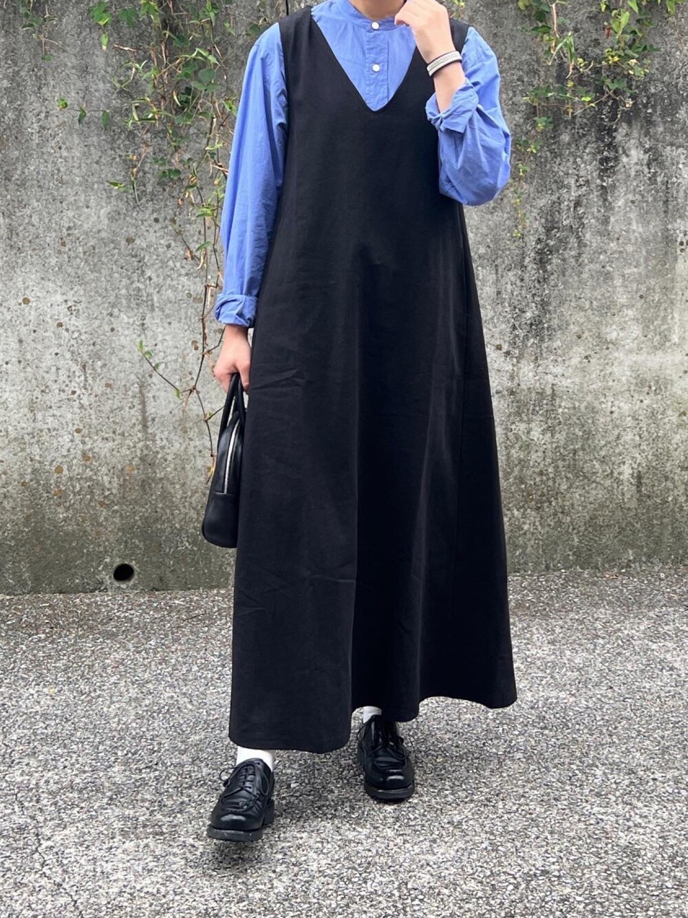 「大人カジュアル、休日コーデ、大人女子、低身長女子、シンプルコーデ、ジャンパースカート、ワンピース、革靴、秋服、きれいめカジュアル」｜「COMOLIのバンドカラーシャツ（シャツ/ブラウス、ブルー系）」を使った、ともさん（レディース・153cm）の秋コーディネートの1枚目の写真
