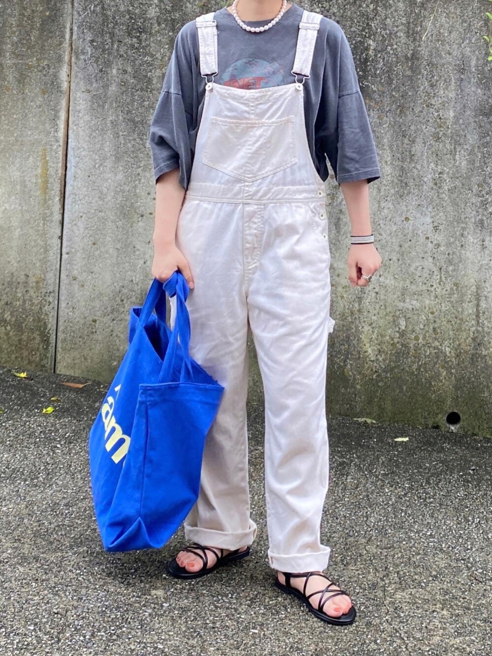 「大人コーデ、カジュアル、休日スタイル、オーバーオール、古着MIX、Tシャツ、パールネックレス、オトナカジュアル、トートバッグ」｜「BEAUTY&YOUTH UNITED ARROWSのBY DRESS シンプルパールモチーフショートネックレス（ネックレス、ホワイト系）」を使った、ともさん（レディース・153cm）の夏コーディネートの1枚目の写真
