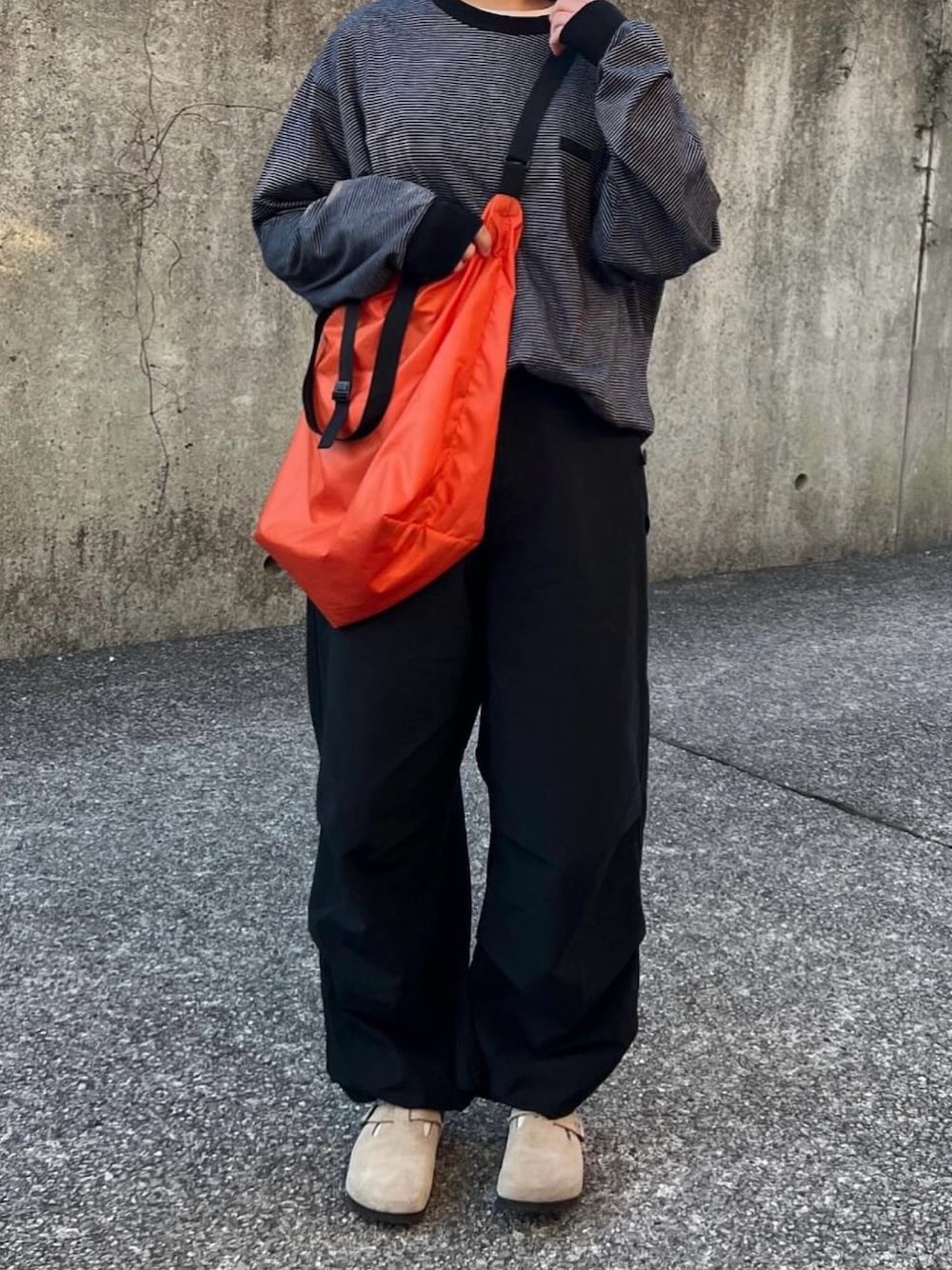 「モノトーンコーデ、シンプル、ノームコア、ブラック、メンズライク、ボーダー、パラシュートパンツ、休日スタイル、カットソー」｜「THE SHINZONEの【Shinzone×NANGA】ポケッタブルトートバッグ（バッグ、オレンジ系）」を使った、ともさん（レディース・153cm）の春コーディネートの1枚目の写真