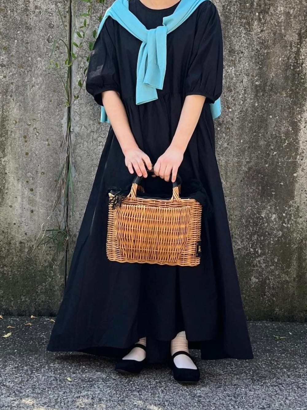 「お出かけコーデ、夏コーデ、大人カジュアル、大人かわいい、夏、ワンピース、ロングワンピース、かごバッグ、カンフーシューズ」｜「ANGIEの[選べる2デザイン]コットンティアードワンピース（ワンピース、ブラック系）」を使った、ともさん（レディース・153cm）の春コーディネートの1枚目の写真