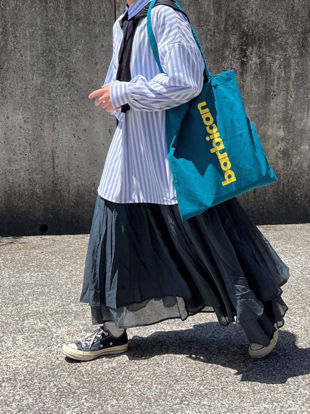 「ごきげんウィーク、休日スタイル、ストライプシャツ、トートバッグ、ロングスカート、converse、春夏コーデ、コンバース、肩掛けカーデ」｜「frames RAY CASSINのWEB限定 前後2WAYストライプシャツ（シャツ/ブラウス、ブルー系）」を使った、ともさん（レディース・153cm）の春コーディネートの1枚目の写真