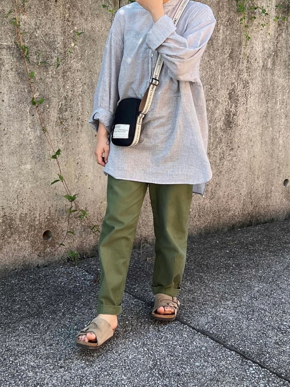 「大人カジュアル、パンツコーデ、秋先取りコーデ、秋のコーデ、ベイカーパンツ、サンダル、休日スタイル、大人女子、メンズライク」｜「COMOLIのKHADIコットン プルオーバーシャツ[CHECK]（シャツ/ブラウス、ブラック系）」を使った、ともさん（レディース・153cm）の秋コーディネートの1枚目の写真