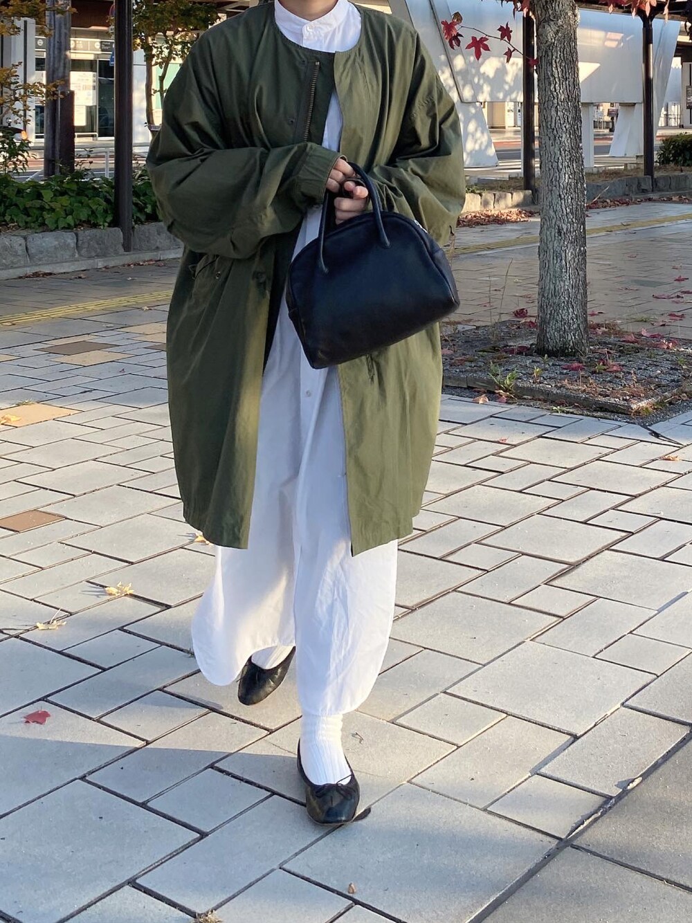 「モッズコート、ミリタリー、M65、バレエシューズ、シャツワンピ、大人女子、低身長コーデ、オトナカジュアル、秋冬コーデ」｜「THE SHINZONEのFIELD PARKER（ミリタリージャケット、グリーン系）」を使った、ともさん（レディース・153cm）の秋コーディネートの1枚目の写真
