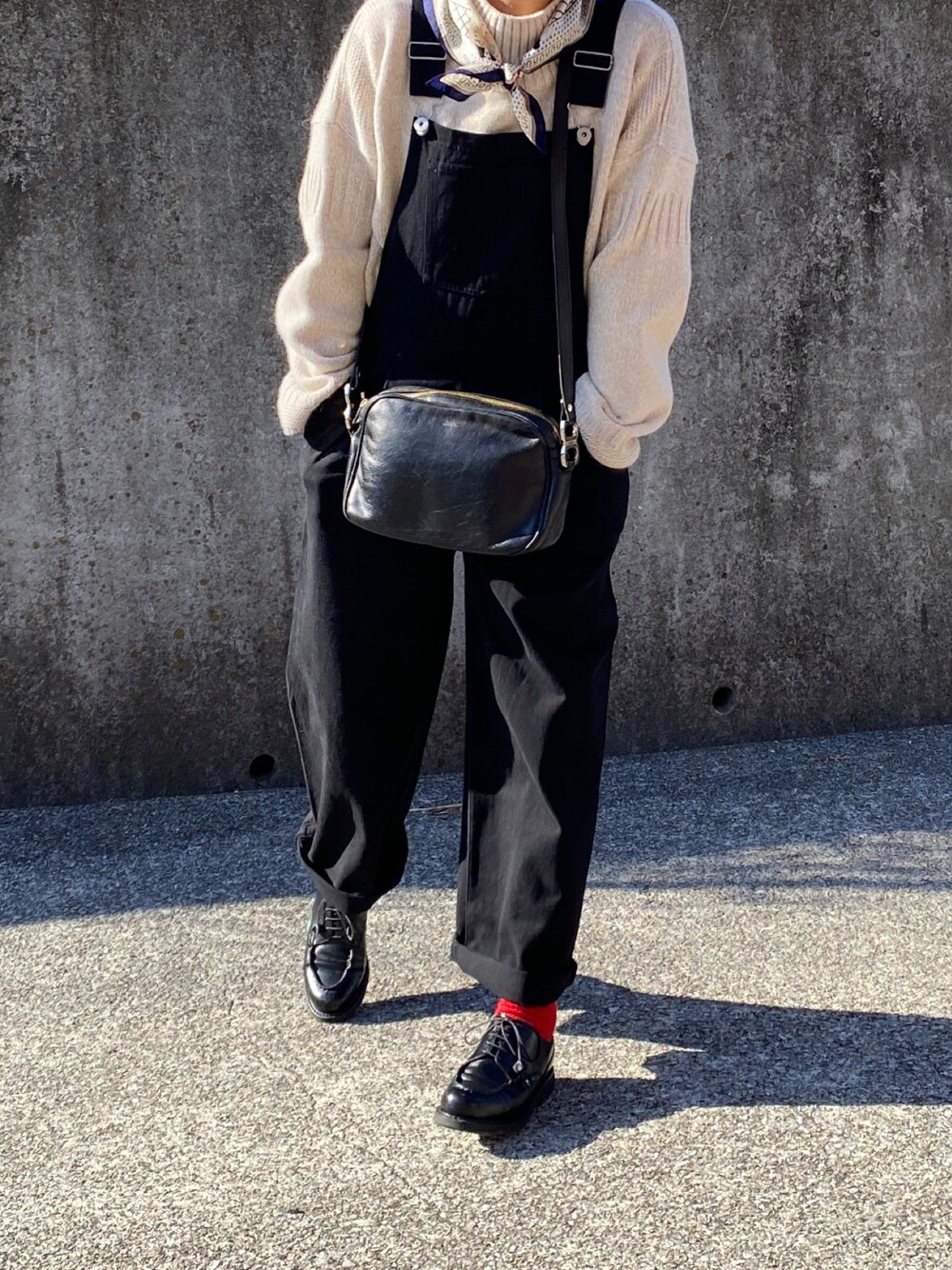 「オトナカジュアル、オトナ女子、オーバーオール、スカーフ、低身長コーデ、ニット、パラブーツ、ootd」｜「A.P.C.のSAC BLANCHE 20E  JPS（ショルダーバッグ、ブラック系）」を使った、ともさん（レディース・153cm）の冬コーディネートの1枚目の写真