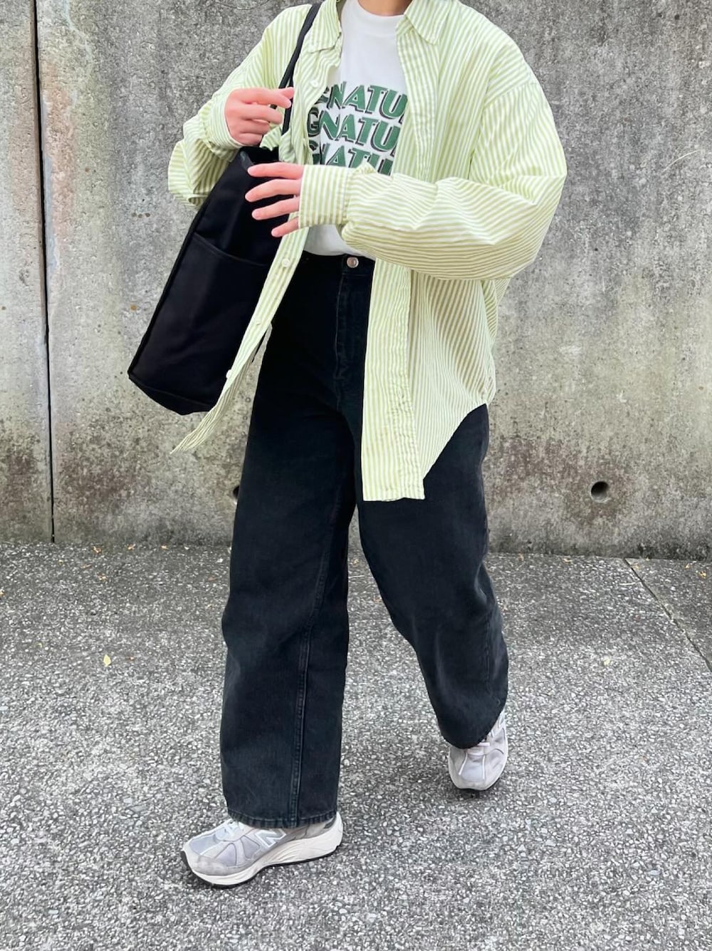 「夏だ！Tシャツ着よう！、ラクチンコーデ、オトナカジュアル、低身長女子、グリーン、ストライプシャツ、デニム、デニムパンツ、スニーカー」｜「LeSportsacのCANVAS EASY TOTE ジェットブラックキャンバススクリプト（トートバッグ、ブラック系）」を使った、ともさん（レディース・153cm）の夏コーディネートの1枚目の写真