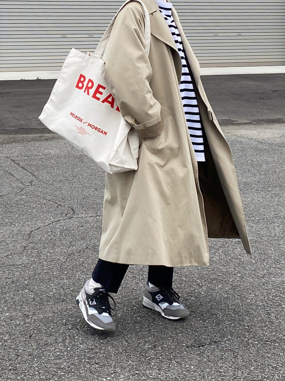「私の推しブランド、オトナ女子、大人カジュアル、パンツスタイル、タイロッケンコート、バスクシャツ、ボーダー、ニューバランス、New Balance、トートバッグ」｜「COMOLIのコットンギャバ タイロッケンコート（ジャケット/アウター、ベージュ系）」を使った、ともさん（レディース・153cm）の冬コーディネートの1枚目の写真