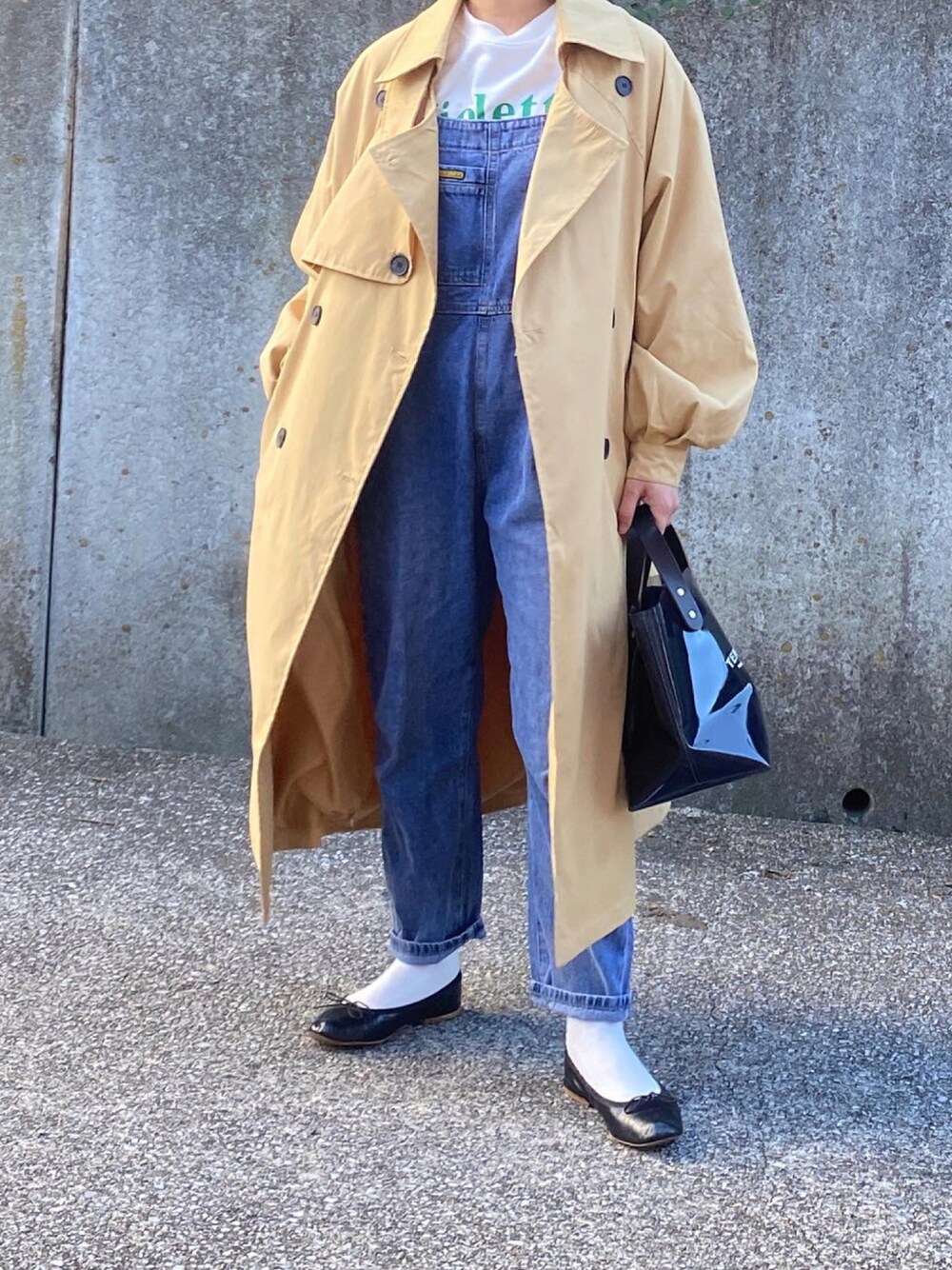 「トレンチコート、オーバーオール、バレエシューズ、ロゴスウェット、きれいめカジュアル、秋服、オトナカジュアル、秋コーデ、秋冬コーデ」｜「UNITED ARROWSの＜TEMBEA（テンベア）＞PVC  DELIVERY トートバッグ S†（トートバッグ、ブラック系）」を使った、ともさん（レディース・153cm）の秋コーディネートの1枚目の写真