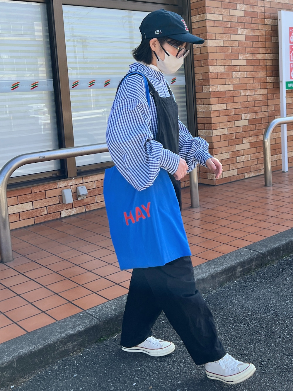 「オトナカワイイ、春服、ギンガムチェック、オーバーオール、サロペット、キャップ、カジュアルコーデ、トートバッグ」｜「BONLECILLのアソート柄ボリュームスリーブバンドカラーシャツ（シャツ/ブラウス、ブルー系）」を使った、ともさん（レディース・153cm）の春コーディネートの1枚目の写真