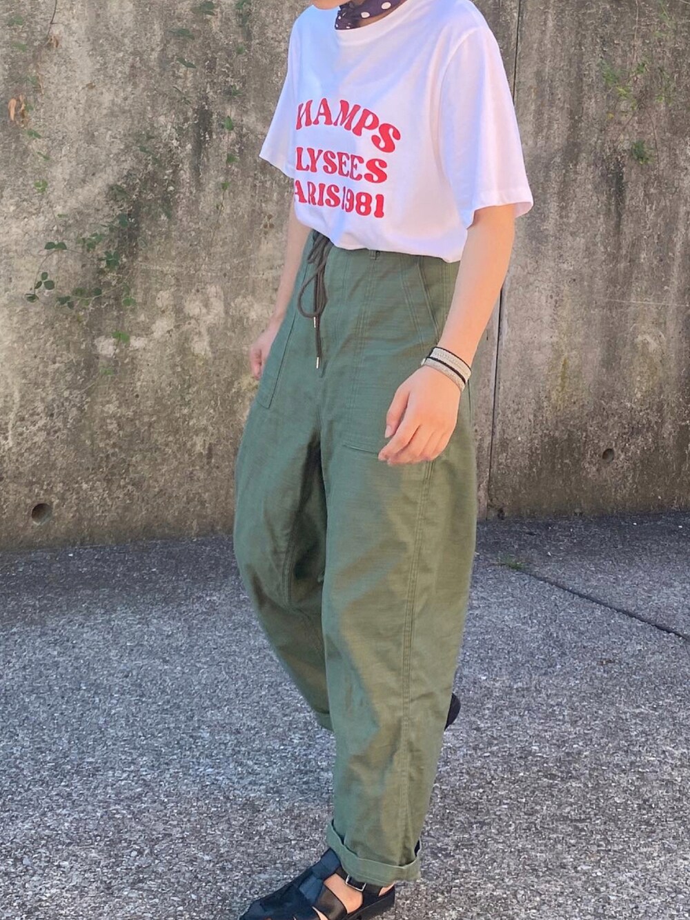 「大人カジュアル、夏だ！Tシャツ着よう！、ロゴT、低身長、グルカサンダル、パンツスタイル、休日スタイル」｜「SETTOのNURSERY：ワイドベイカーパンツ（その他パンツ、グリーン系）」を使った、ともさん（レディース・153cm）の夏コーディネートの1枚目の写真