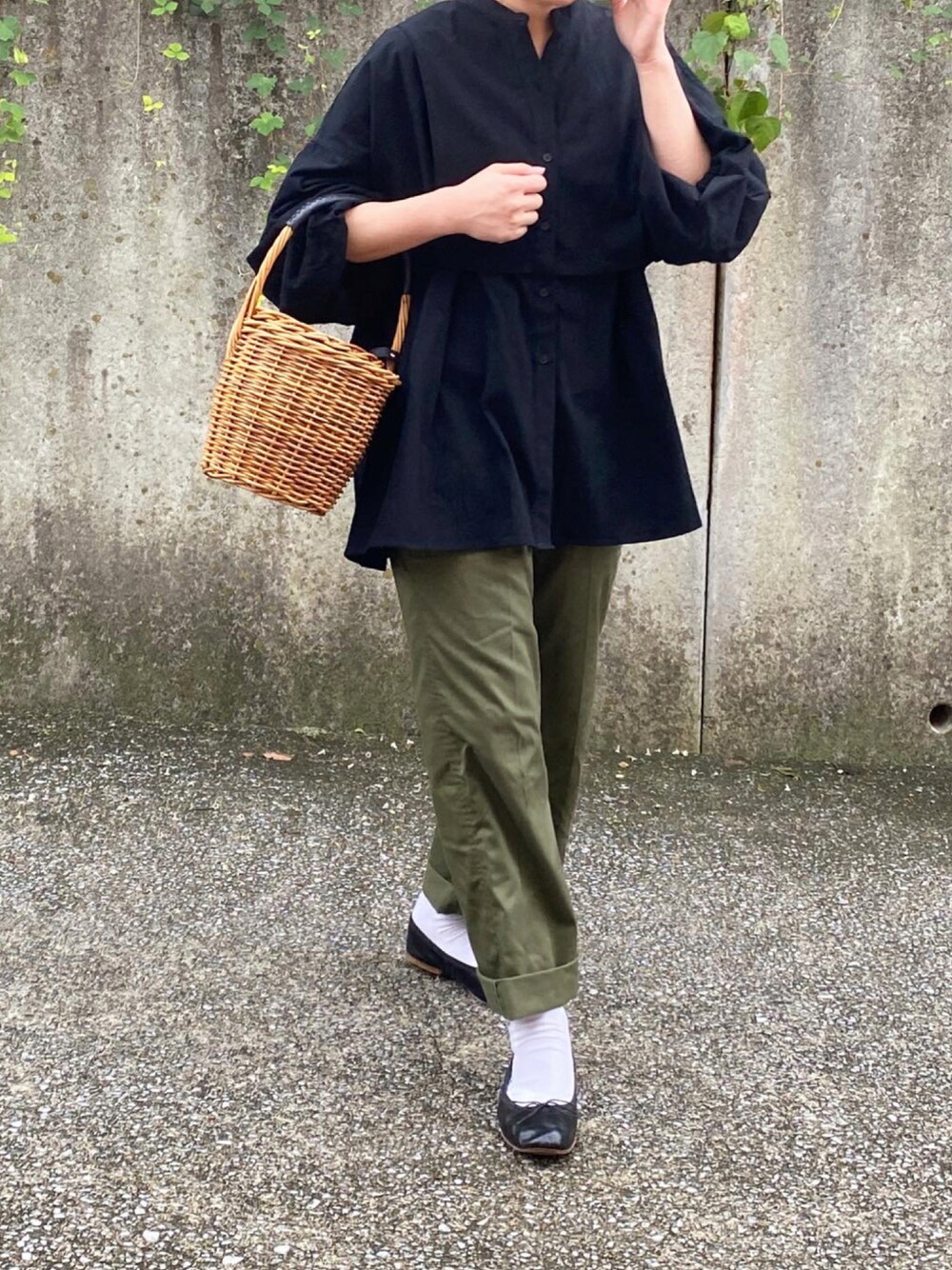 「秋のコーデ、秋色、休日スタイル、バレエシューズ、軍パン、かごバッグ、オトナカジュアル、秋服準備はじめました」｜「Libra Cueのニュアンスコットンブザム切り替えシャツ（シャツ/ブラウス、ブラック系）」を使った、ともさん（レディース・153cm）の秋コーディネートの1枚目の写真
