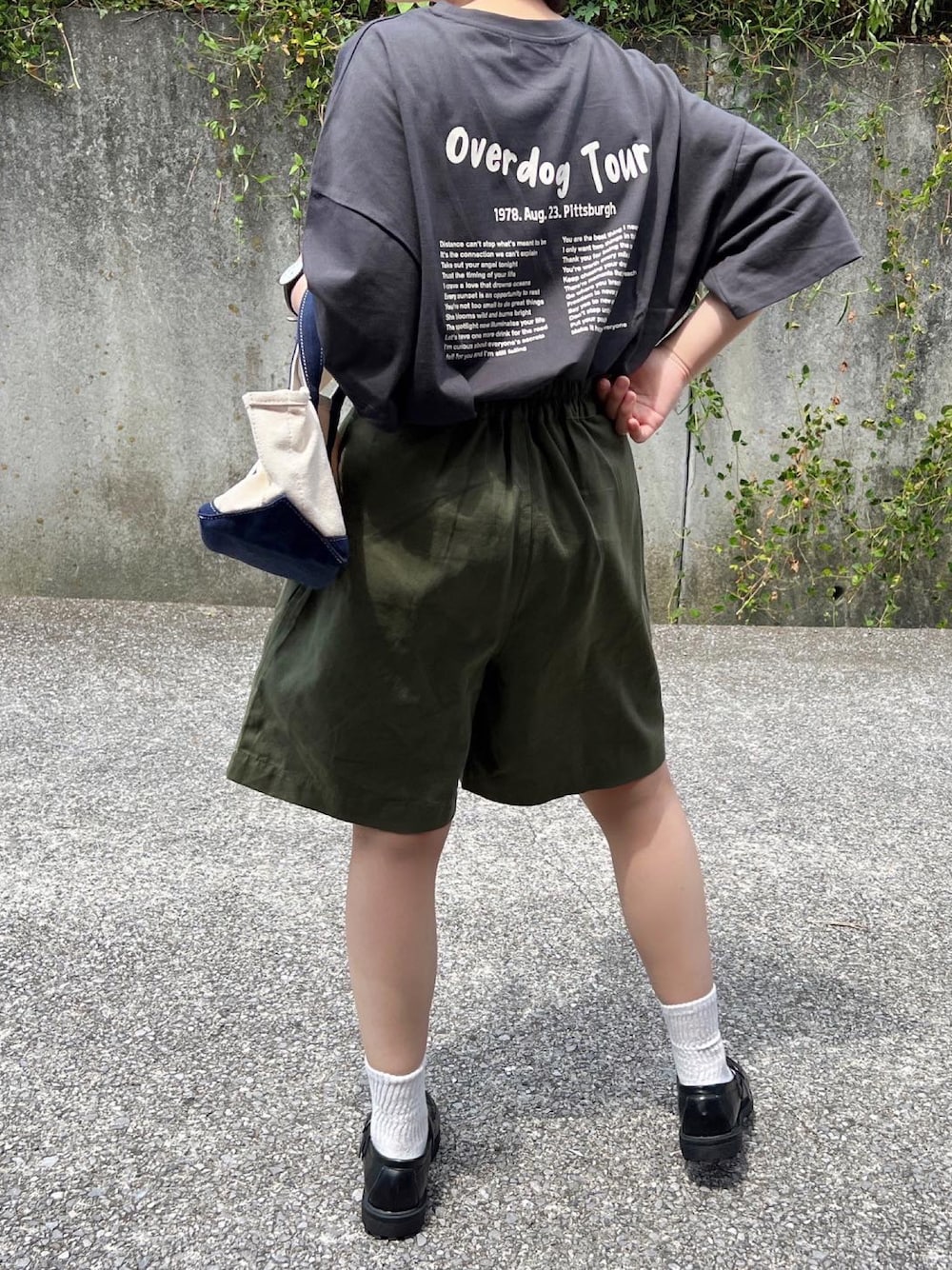 グレー系のTシャツ/カットソー、ブルー系のトートバッグ、ブラック系のローファーを着用したレディースの夏コーディネートの1枚目の写真