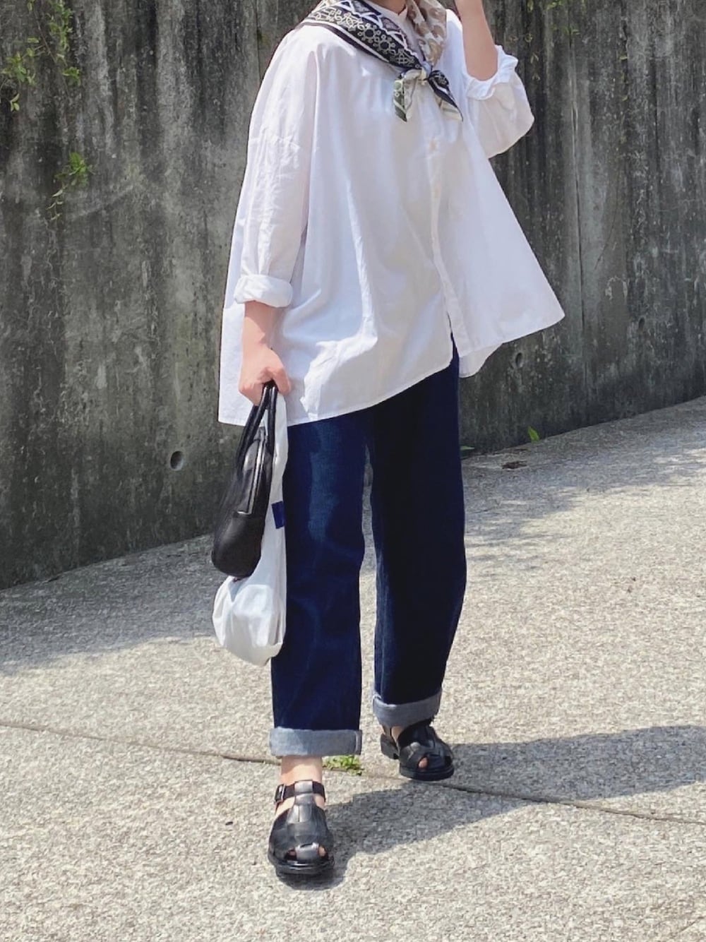「オトナカジュアル、大人コーデ、スカーフ、スカーフコーデ、白シャツ、シャツスタイル、デニムパンツ、グルカサンダル、大人女子」｜「SETTOのFARMS SHIRT：スタンドカラーワイドシルエットシャツ（シャツ/ブラウス、ホワイト系）」を使った、ともさん（レディース・153cm）の夏コーディネートの1枚目の写真