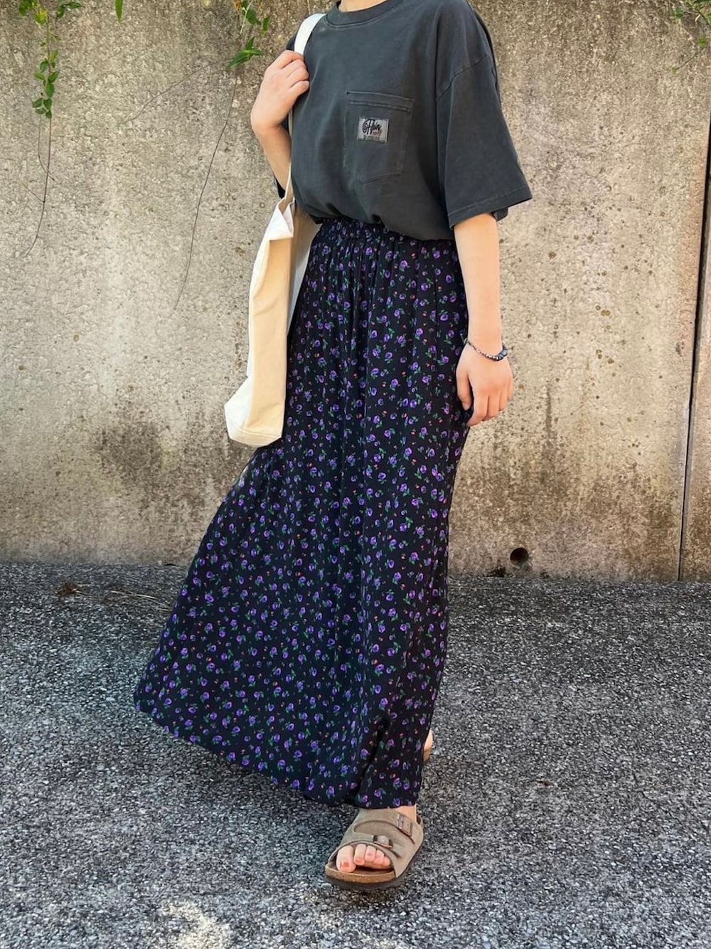「大人カジュアル、ラクチンコーデ、Tシャツ、花柄スカート、着回しコーデ、サンダル、カジュアル、ロゴT、アースカラー」｜「FFEINの【FFEIN】ヴィンテージライクロゴ刺繍ポケットTシャツ（Tシャツ/カットソー、グレー系）」を使った、ともさん（レディース・153cm）の夏コーディネートの1枚目の写真
