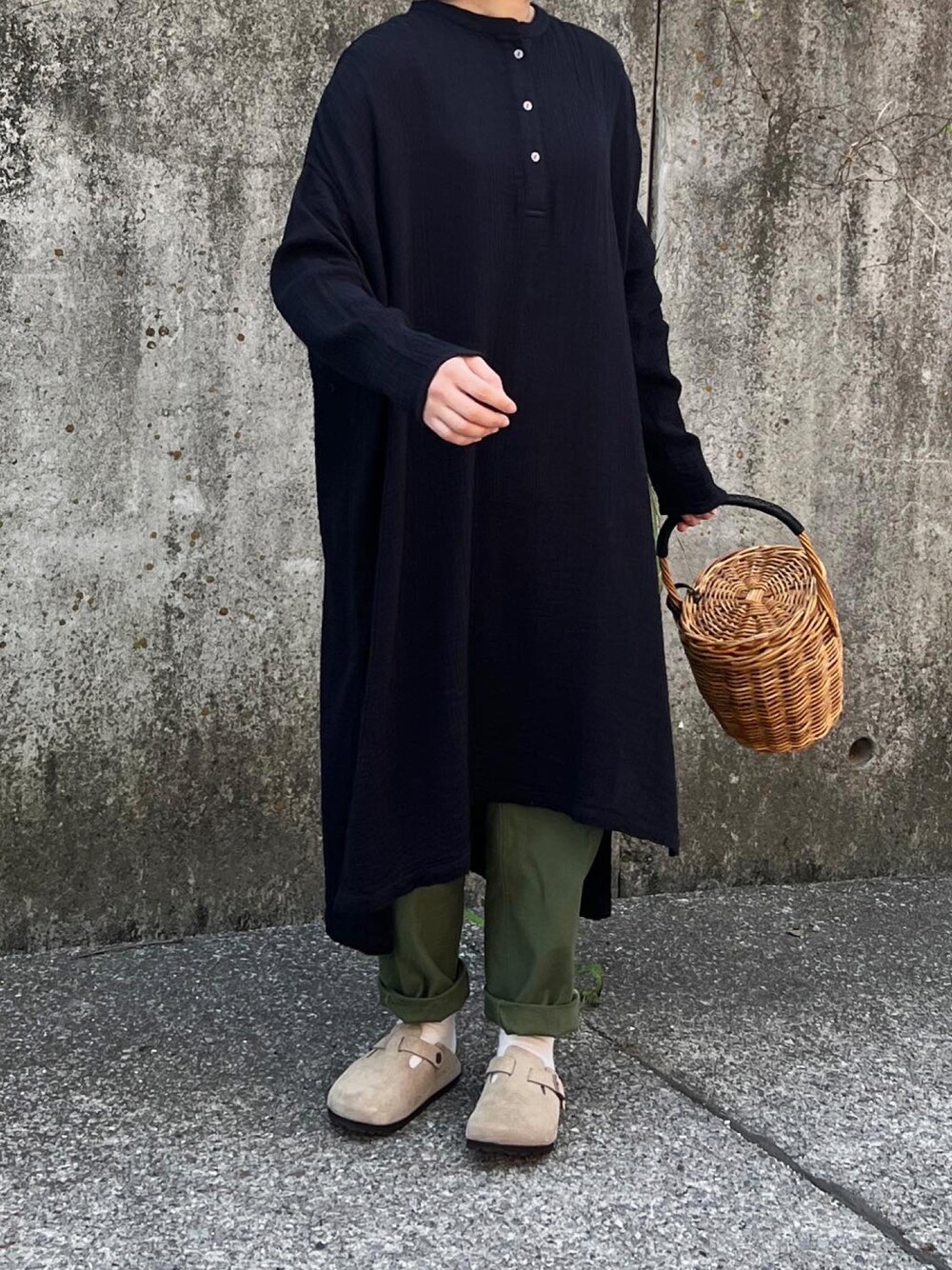 「低身長コーデ、楽チンコーデ、春服コーデ、休日コーデ、低身長女子、オトナカジュアル、ワンピース、ベイカーパンツ、ビルケンシュトック、かごバッグ」｜「THE SHINZONEの【THE SHINZONE】BAKER PANTS WOMEN（その他パンツ、グリーン系）」を使った、ともさん（レディース・153cm）の春コーディネートの1枚目の写真