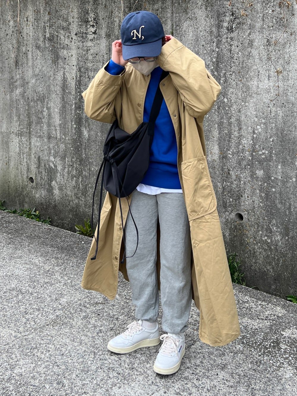 「シンプルコーデ、春服、楽チンコーデ、休日スタイル、大人カジュアル、スプリングコート、ロングコート、スウェット、スウェットパンツ、UNIQLO、ドローストリングショルダーバッグ」｜「THE SHINZONEのTHE SHINZONE | COMMON SWEAT WOMEN（スウェット、ブルー系）」を使った、ともさん（レディース・153cm）の冬コーディネートの1枚目の写真
