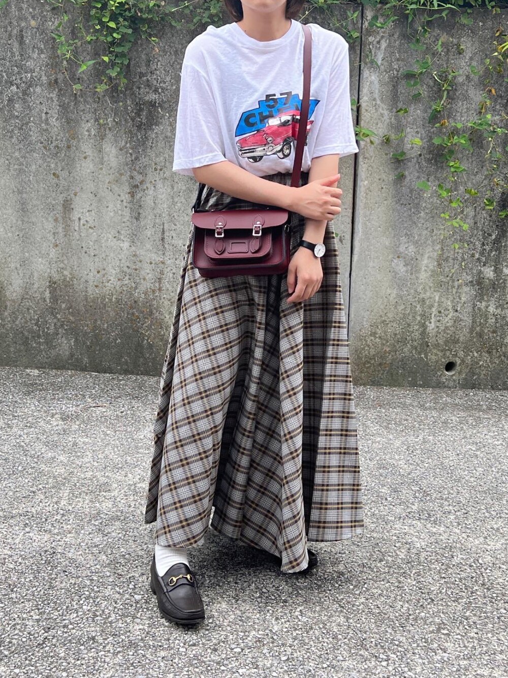 「夏コーデ、オトナカワイイ、きれいめカジュアル、初秋コーデ、Tシャツ、チェツクスカート、ロングスカート、ローファー、スカートスタイル、低身長コーデ」｜「Plaireのアイテム（Tシャツ/カットソー、ホワイト系）」を使った、ともさん（レディース・153cm）の夏コーディネートの1枚目の写真
