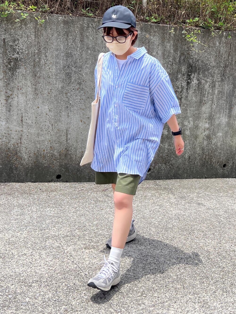 「夏コーデ、休日コーデ、低身長コーデ、ハーフパンツ、ショートパンツ、シャツスタイル、ストライプシャツ、New Balance、キャップ」｜「INTERPLAYの【INTERPLAY】ストライプオーバーサイズ 半袖シャツ＜UNISEX＞（シャツ/ブラウス、ブルー系）」を使った、ともさん（レディース・153cm）の夏コーディネートの1枚目の写真