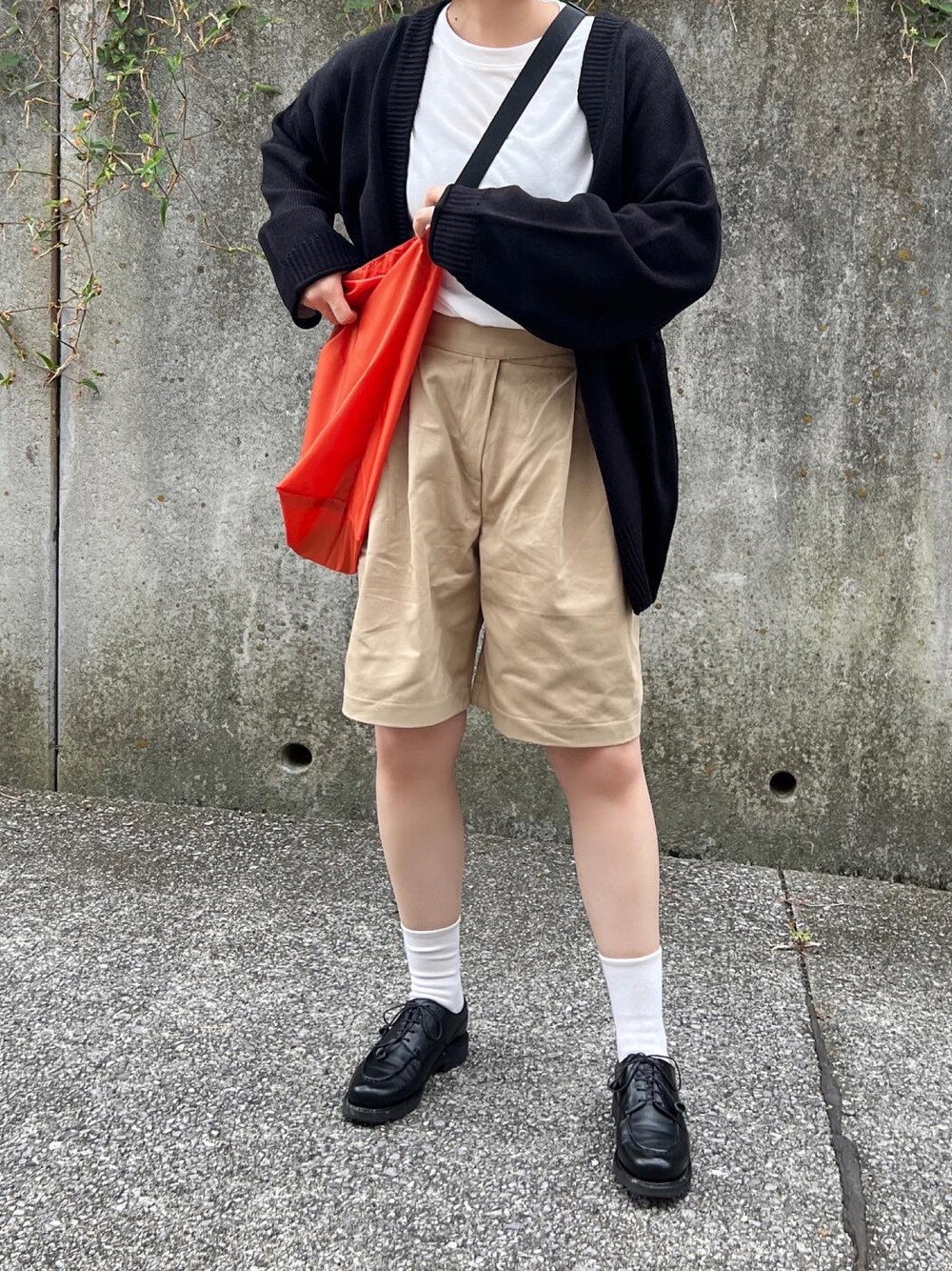 「休日スタイル、カジュアルコーデ、オトナカジュアル、秋のコーデ、ゆるコーデ、秋服コーデ、カーディガン、グルカショーツ、革靴、秋先取りコーデ」｜「Parabootの【PARABOOT】CHAMBORD WOMEN（ドレスシューズ、ブラック系）」を使った、ともさん（レディース・153cm）の秋コーディネートの1枚目の写真