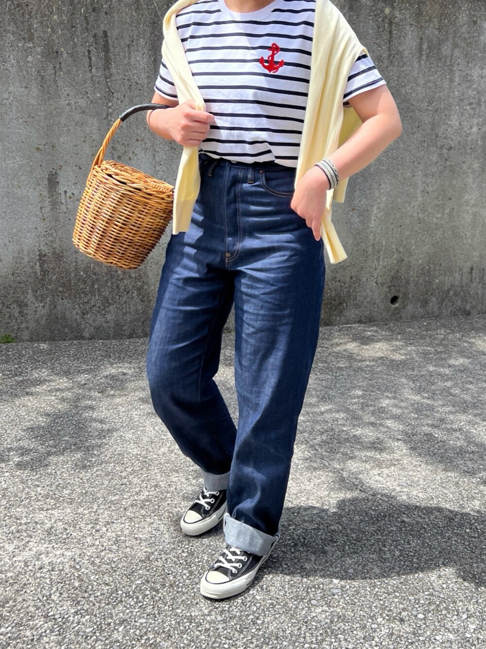 「カジュアルコーデ、夏コーデ、オトナカジュアル、低身長女子、ボーダー、Tシャツ、デニム、デニムパンツ、かごバッグ、Tシャツ×デニム」｜「INTERPLAYの【INTERPLAY x AYUMI】アンカー ボーダー Teeシャツ（Tシャツ/カットソー、ブルー系）」を使った、ともさん（レディース・153cm）の春コーディネートの1枚目の写真