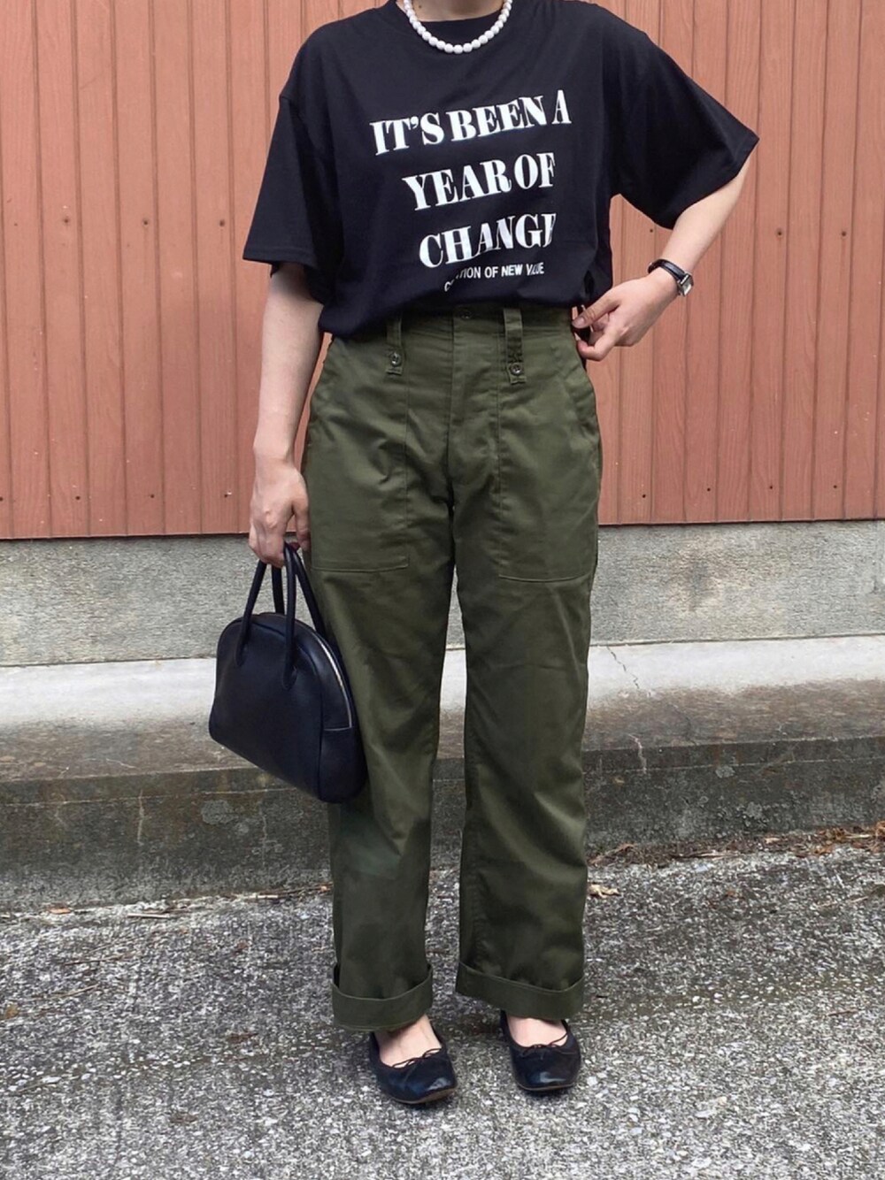 「パンツスタイル、メンズライク、ロゴT、軍パン、パールネックレス、大人女子、バレエシューズ、低身長、ミリタリーパンツ」｜「イギリス軍パンのアイテム（パンツ、グリーン系）」を使った、ともさん（レディース・153cm）の夏コーディネートの1枚目の写真